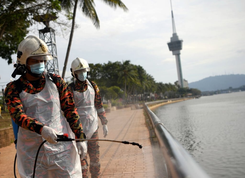 Malaysian workers disinfect public spaces to guard against the spread of the coronavirus. Photo: dpa