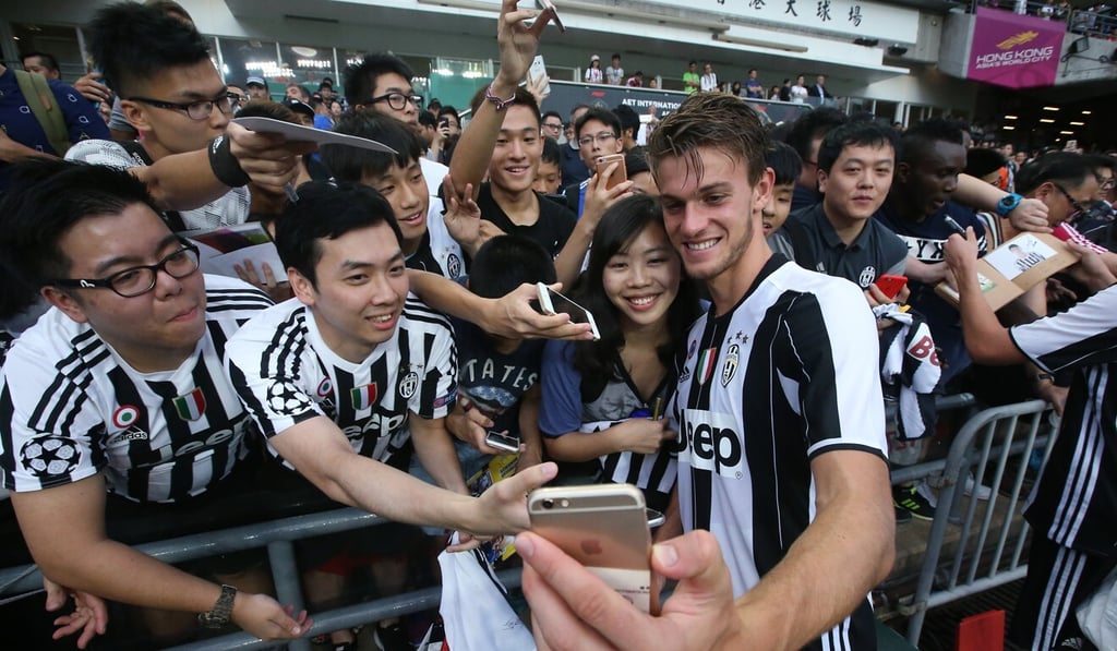 Hong Kong Juventus fans take a selfie with Daniele Rugani when the Serie A side visit Hong Kong in 2016. Photo: Felix Wong