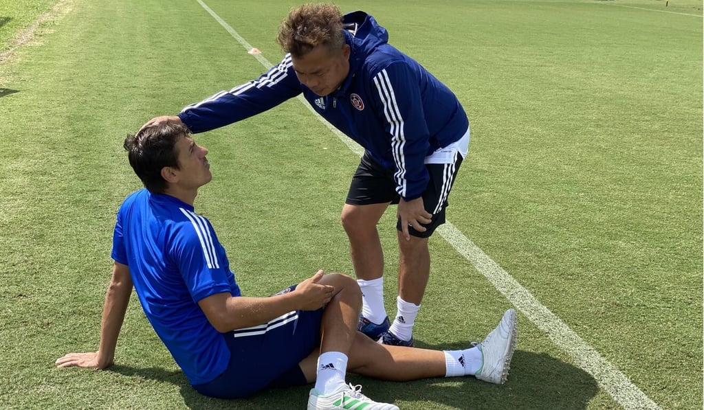 Eastern manager Lee Chi-kin speaks to Diego Moreira during training on Thursday. Photo: Chan Kin-wa Eastern manager Lee Chi-kin speaks to Diego Moreira during training on Thursday. Photo: Chan Kin-wa