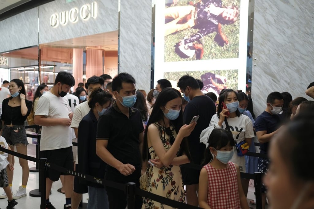 Customers line up to enter a Gucci store at the Sanya International Duty Free Shopping Complex on August 27. Photo: Reuters Customers line up to enter a Gucci store at the Sanya International Duty Free Shopping Complex on August 27. Photo: Reuters