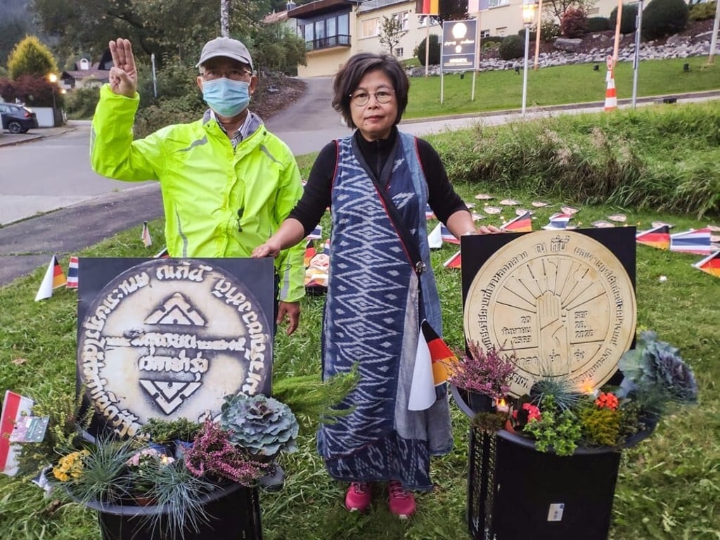 Thai pro-democracy activists protest in front of the Thai king’s villa in Tutzing, Starnberg. Photo: Junya Yimprasert/Twitter Thai pro-democracy activists protest in front of the Thai king’s villa in Tutzing, Starnberg. Photo: Junya Yimprasert/Twitter