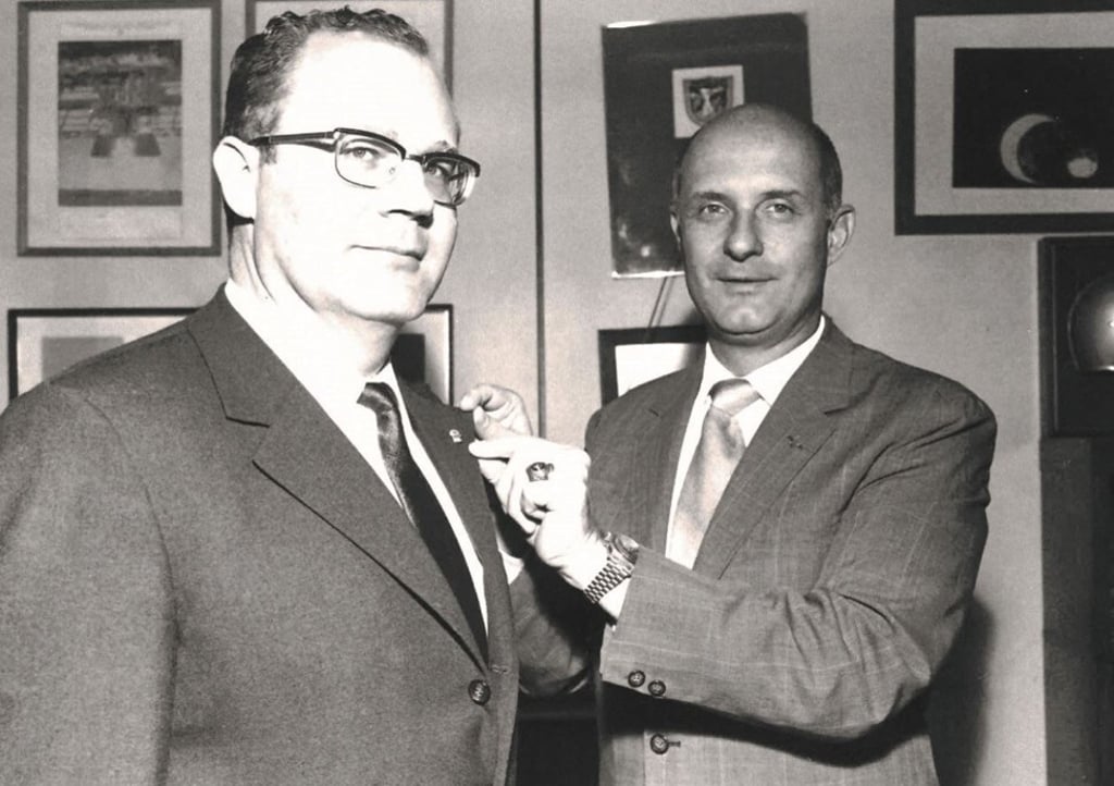 Astronaut Tom Stafford awards the Silver Snoopy Award to Omega’s technical director Dr Widmer. Photo: Omega