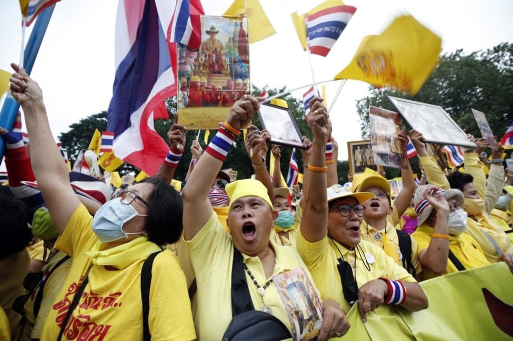 Thai royalists march in support of the royal family in Bangkok. Photo: EPA-EFE Thai royalists march in support of the royal family in Bangkok. Photo: EPA-EFE