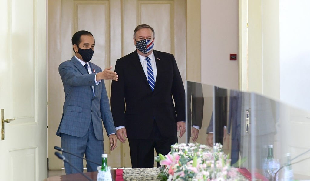 Indonesian President Joko Widodo ushers US Secretary of State Michael Pompeo into the Presidential Palace in Bogor, on the outskirts of Jakarta. Photo: AFP