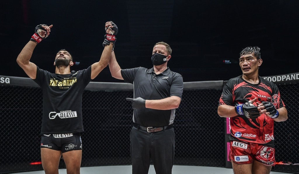 Australian fighter Antonio Caruso wins against Filipino Eduard Folayang via unanimous decision in Singapore.