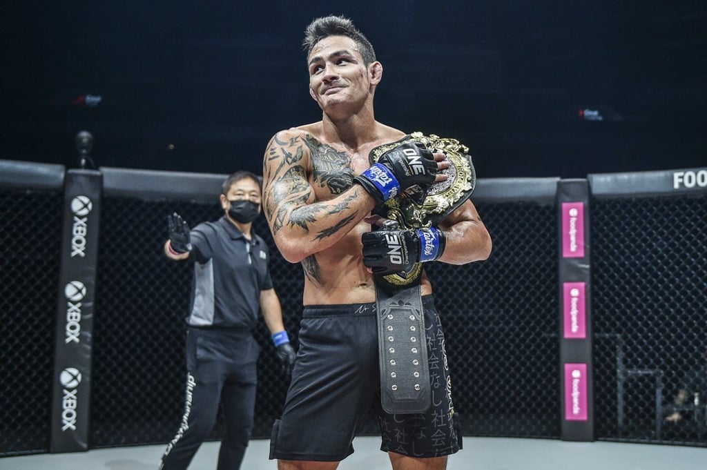 Thanh Le with the featherweight title. Thanh Le with the featherweight title.