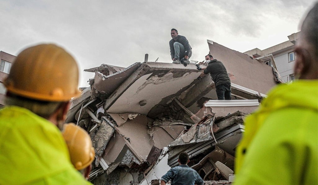 Volunteers in Izmir, Turkey, clear rubble as they search for survivors in a collapsed building. Photo: AFP Volunteers in Izmir, Turkey, clear rubble as they search for survivors in a collapsed building. Photo: AFP
