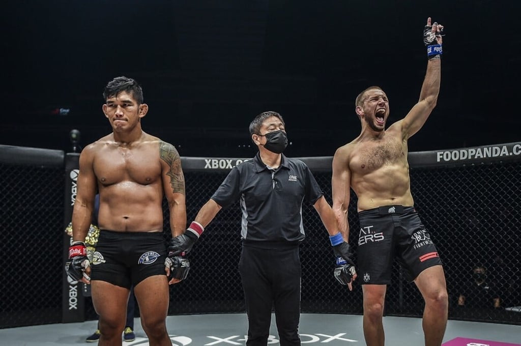 Reinier de Ridder celebrates as Aung La N Sang looks on dejectedly.
