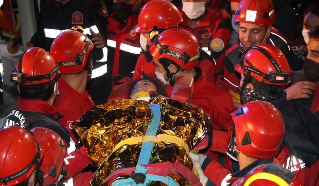 Rescuers carry Idil Sirin, a 14-year-old survivor, out of a collapsed building in Izmir, Turkey. Photo: Reuters Rescuers carry Idil Sirin, a 14-year-old survivor, out of a collapsed building in Izmir, Turkey. Photo: Reuters