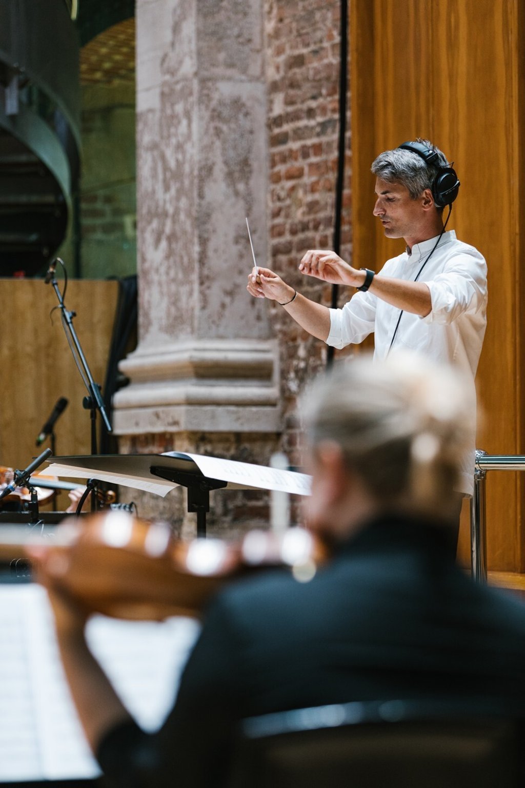 Thomas Roussel conducts during the recording of the score. Thomas Roussel conducts during the recording of the score.