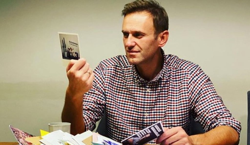 Russian opposition politician Alexei Navalny reads cards and letters from his supporters. Photo: Instagram Russian opposition politician Alexei Navalny reads cards and letters from his supporters. Photo: Instagram
