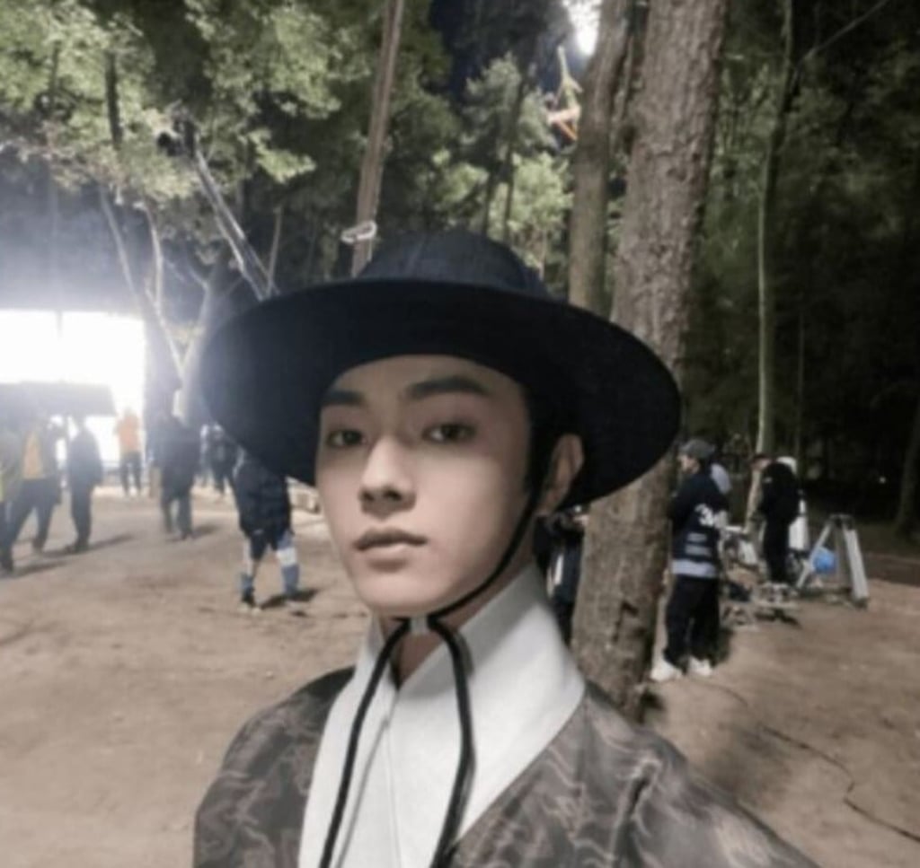 Chinese actor Xu Kai posted a selfie that shows him wearing a set of traditional costume which resembles Korean traditional costume hanbok.