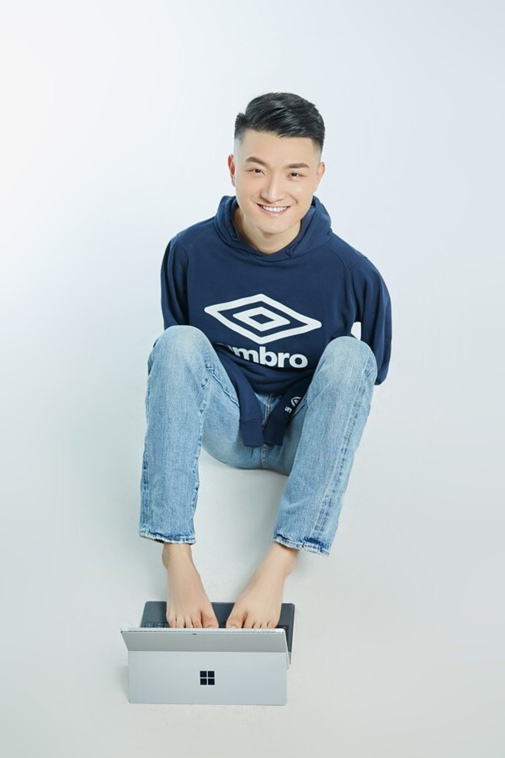 Jesse Yang Mengheng spent three months learning how to use his feet to write, type and use kitchen utensils.