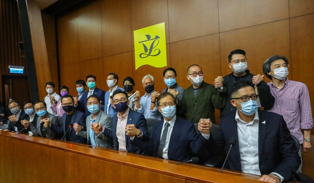 Pro-democracy lawmakers have joined together in threatening to quit en masse if one is disqualified for filibustering. Photo: Dickson Lee Pro-democracy lawmakers have joined together in threatening to quit en masse if one is disqualified for filibustering. Photo: Dickson Lee