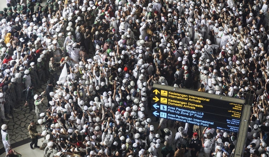 Rizieq’s supporters awaiting his arrival at Soekarno-Hatta International Airport outside Jakarta. Photo: EPA-EFE Rizieq’s supporters awaiting his arrival at Soekarno-Hatta International Airport outside Jakarta. Photo: EPA-EFE