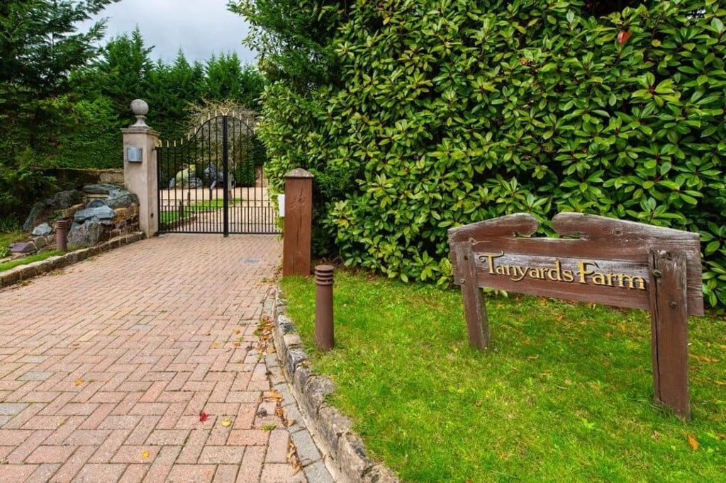 The home where Richard Branson grew up has an electric gate and a long drive. Photo: United Kingdom Sotheby’s International Realty