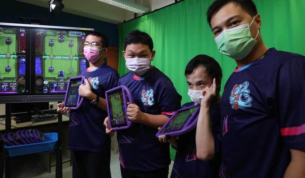 Tam Kwong-kit (second from left) with fellow gamers and teacher Ken Li (rightmost). Photo: Xiaomei Chen