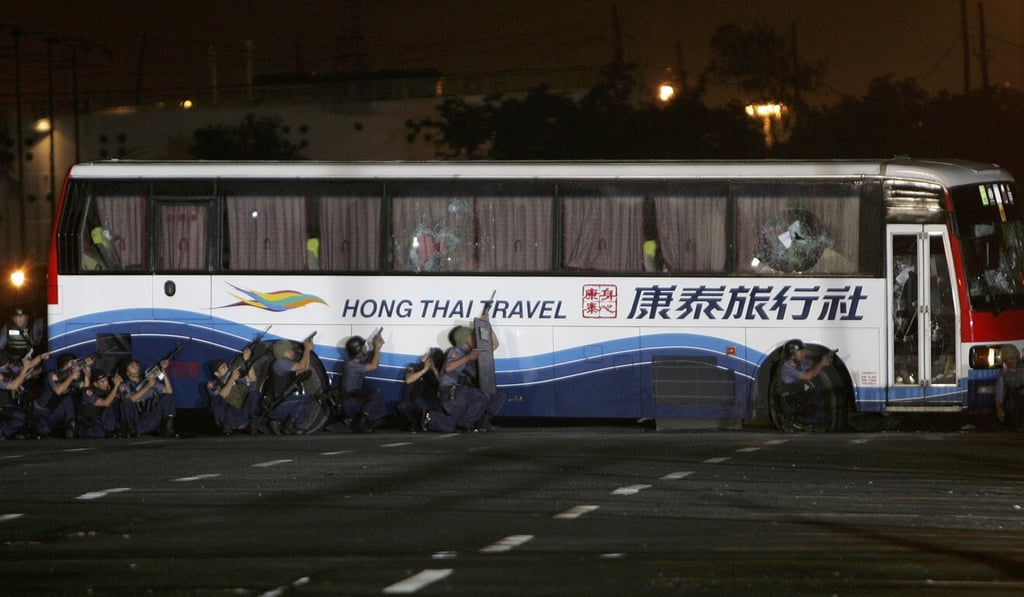 Philippine police prepare to storm a bus in Manila to free 15 Hong Kong tourists taken hostage in 2010. Photo: AP