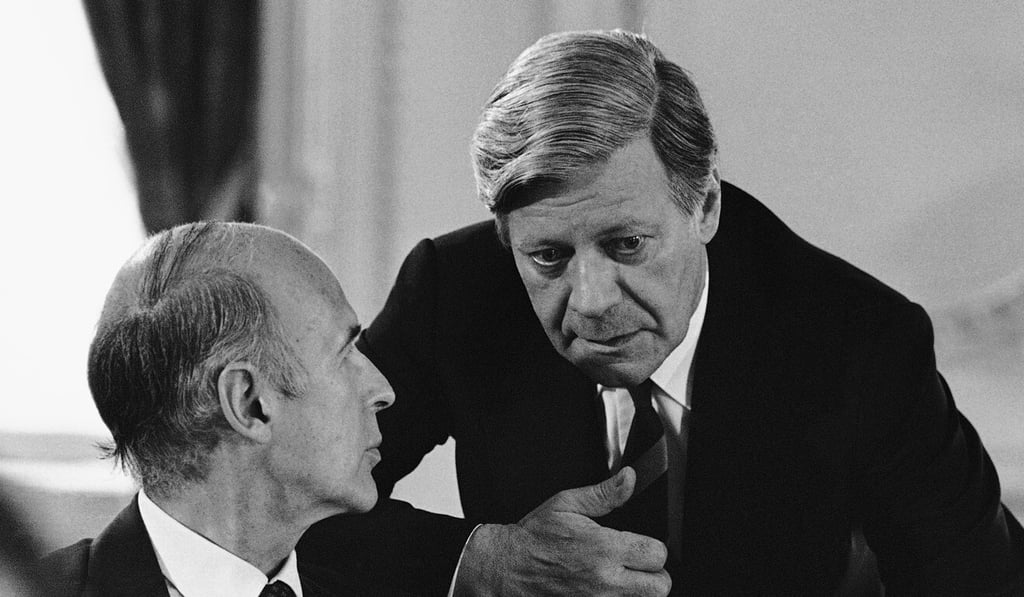 French President Valery Giscard d’Estaing (left) speaks with German Chancellor Helmut Schmidt in Tokyo in June 1979. Photo: AP French President Valery Giscard d’Estaing (left) speaks with German Chancellor Helmut Schmidt in Tokyo in June 1979. Photo: AP