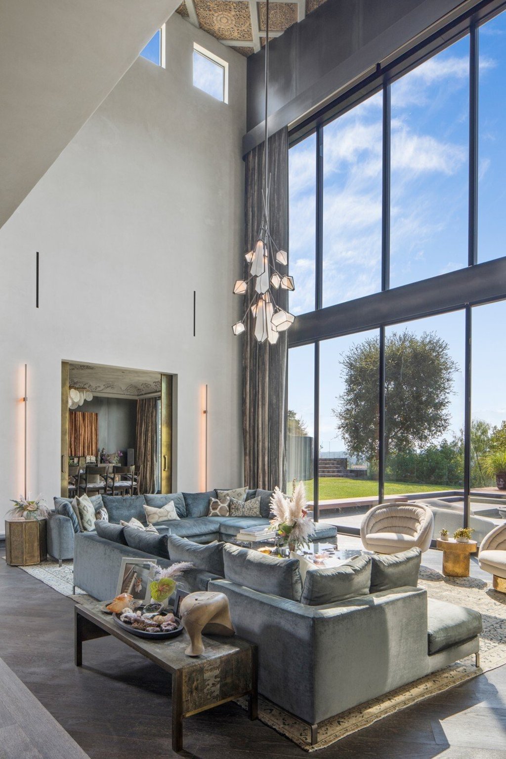 The main living room’s floor-to-ceiling windows give a panoramic view out over the neighbouring canyon. Photo: Anthony Barcelo