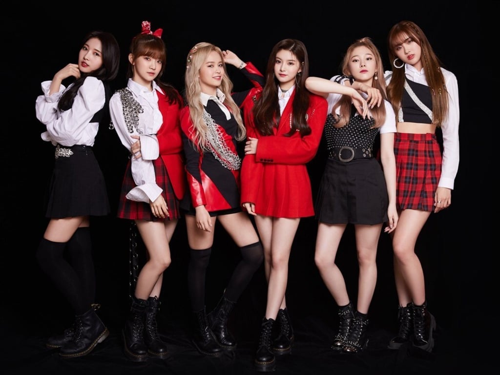 Sihyeon (left) and Yiren (fourth from left) from Everglow have tested positive for Covid-19. Photo: Yuehua Entertainment