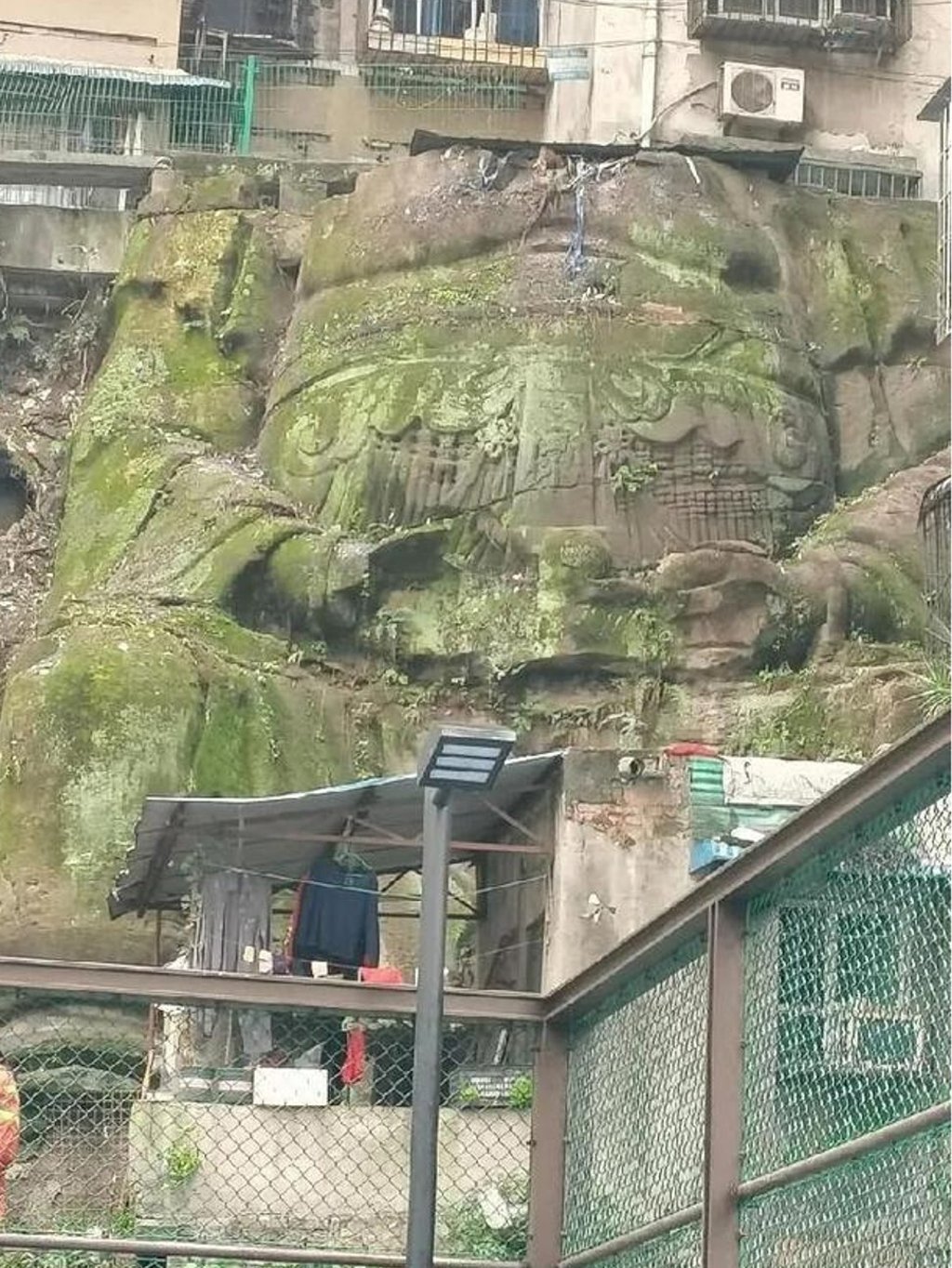 The giant statue between two high-rise residential buildings. Photo: Daidu The giant statue between two high-rise residential buildings. Photo: Daidu