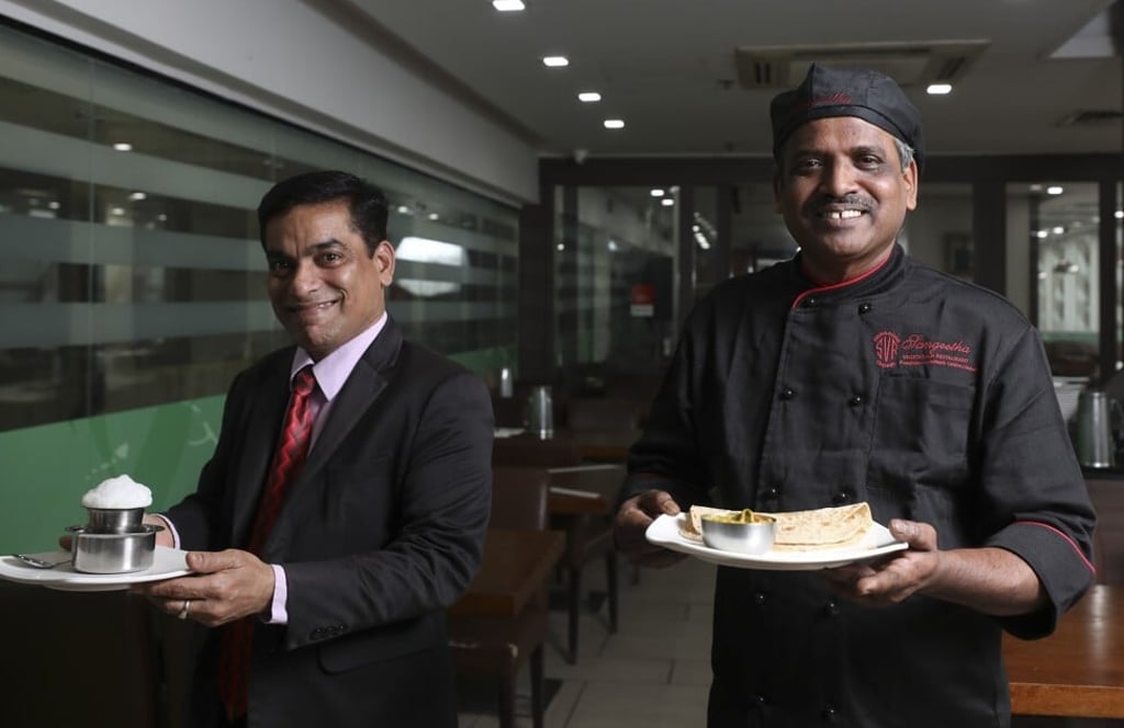 Sangeetha manager Venkatesh Vittal Kuppuswamy (left) with a masala tea and chef Mahendran Pichaikkani with a chapatti vegetable kurma at Sangeetha Vegetarian Restaurant in Tsim Sha Tsui. Photo: Xiaomei Chen