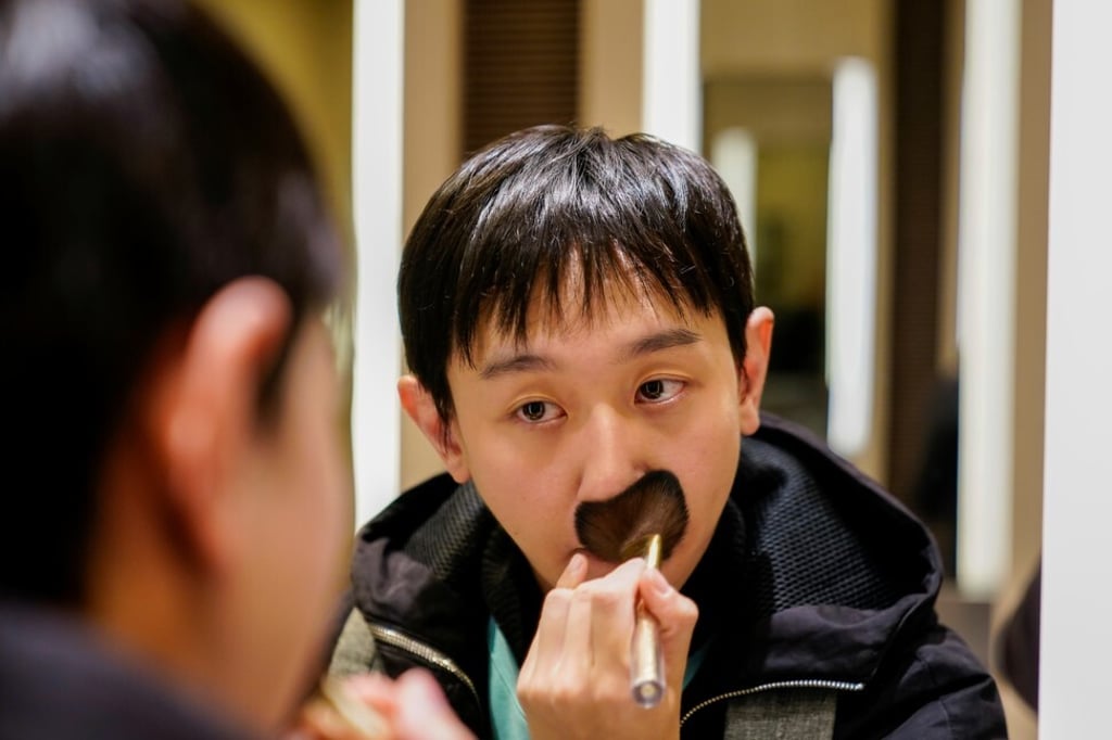 Liu Yuxuan, 22, puts on make-up at a restroom in a shopping mall in Shanghai, China. Photo: Reuters