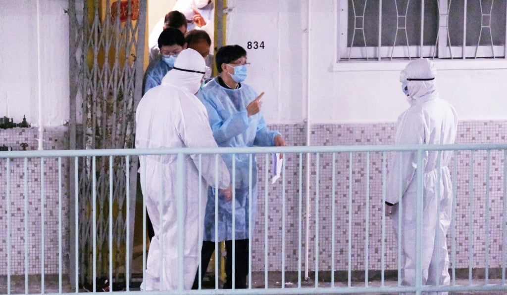 Infectious disease expert Professor Yuen Kwok-yung (in blue) inspects Ming Lai House in Choi Wan Estate. Photo: Edmond So