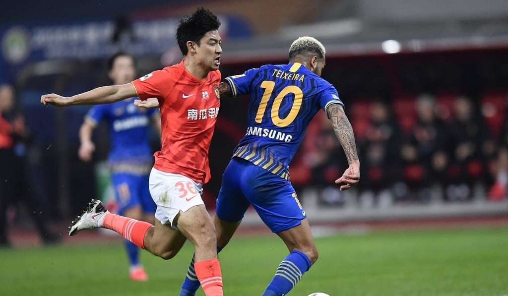 Jiangsu’s Alex Teixeira tries to hold off Guangzhou Evergrande’s He Chao during their Chinese Super League game in November.