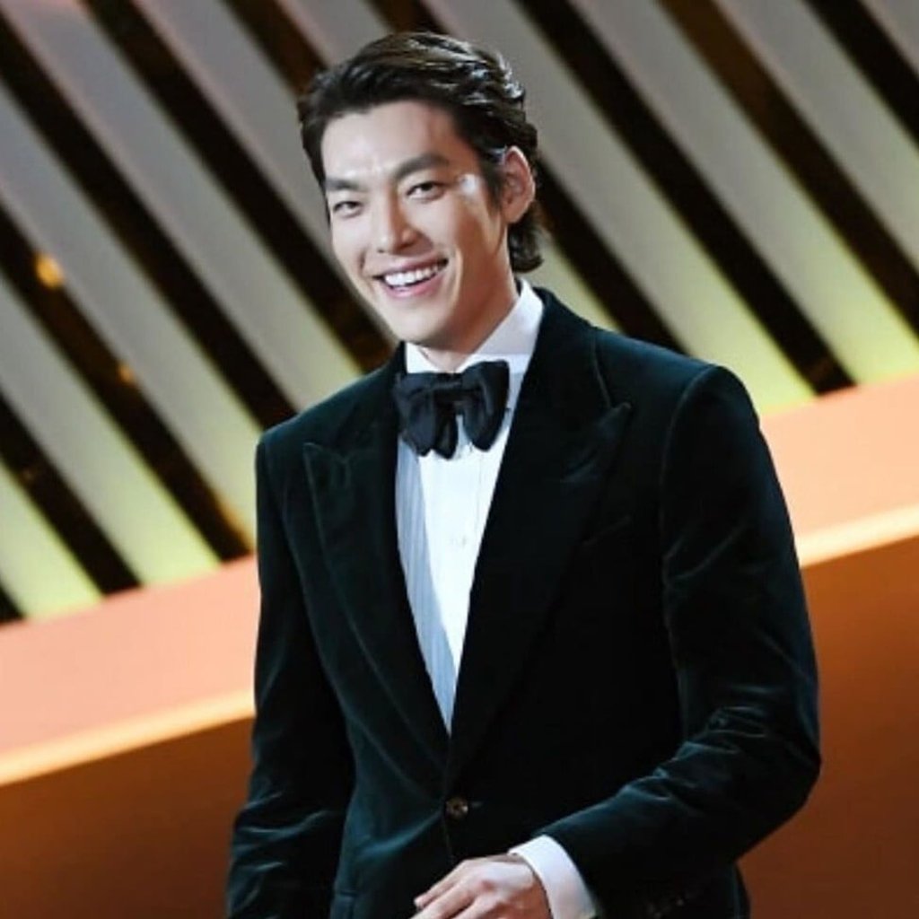 Kim Woo-bin presenting the Blue Dragon Film Awards in 2019. Photo: @100000xhumor/Instagram