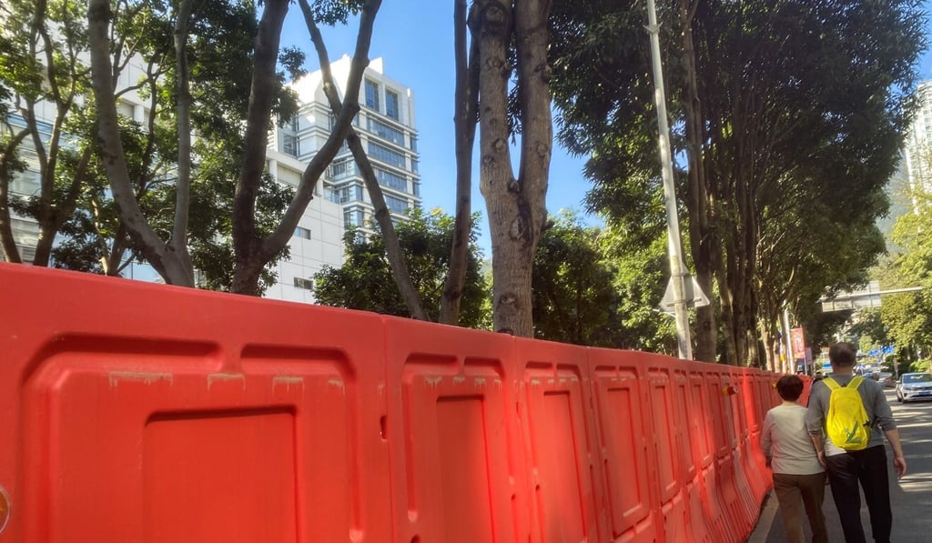 Temporary barriers were set up nearly all the way around the Yantian People’s Court, with a sign telling pedestrians to go around. Photo: Phoebe Zhang