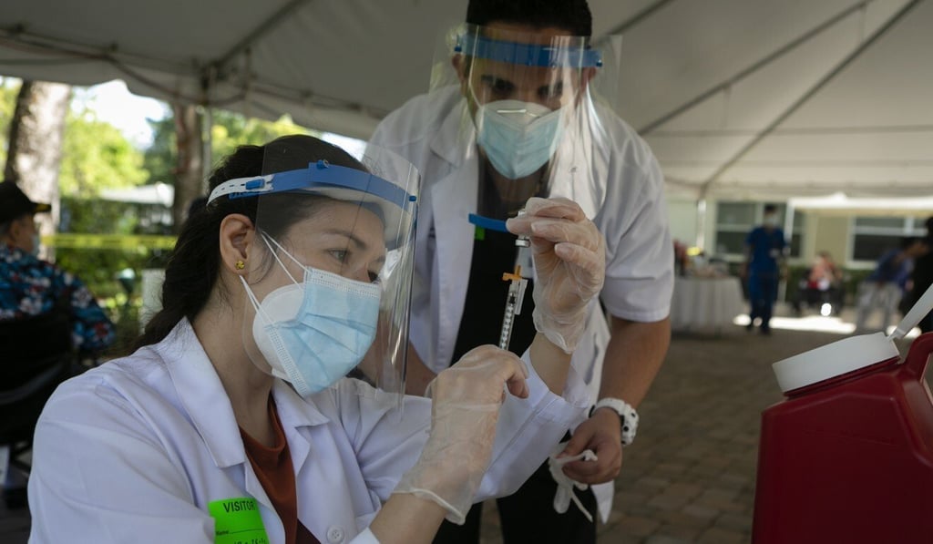 A health care worker prepares to administer a dose of the Pfizer-BioNTech Covid-19 vaccine to the residents of The Palace Nursing & Rehabilitation Center in Miami, Florida, US, on Tuesday, Dec. 29, 2020. Photo: Bloomberg