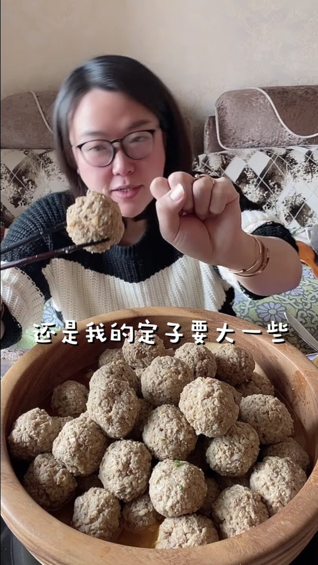 Chinese binge-eating food vlogger Langweixian about to take on a meatball challenge in a video from his YouTube channel. Photo: YouTube / Langweixian