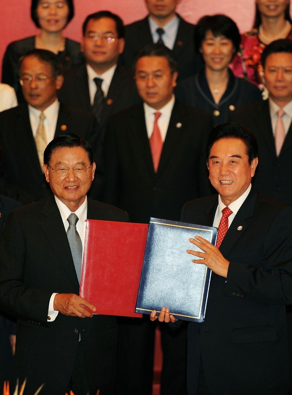 Chen Yunlin (right), head of a semi-official Chinese agency, exchanges the Economic Cooperation Framework Agreement with his Taiwanese counterpart Chiang Ping-kun, chairman of Taiwan’s Straits Exchange Foundation, during a signing ceremony in Chongqing, Sichuan province, on June 29, 2010. Photo: AFP