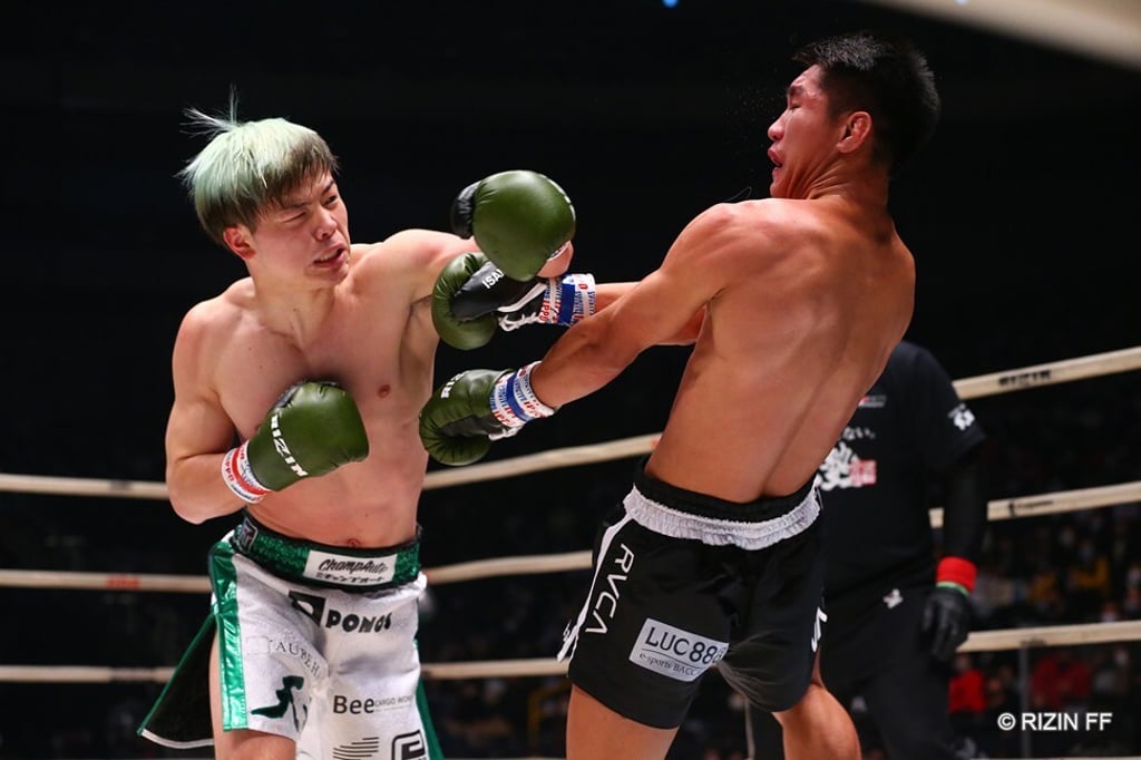 Tenshin Nasukawa punches Kumandoi Petcharoenvit.