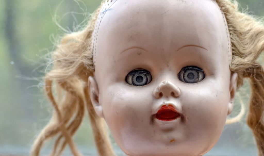 That shiver-down-the-spine sensation may occur for several reasons, including perceiving something that triggers memories, or the sight of creepy images. Photo: Shutterstock That shiver-down-the-spine sensation may occur for several reasons, including perceiving something that triggers memories, or the sight of creepy images. Photo: Shutterstock