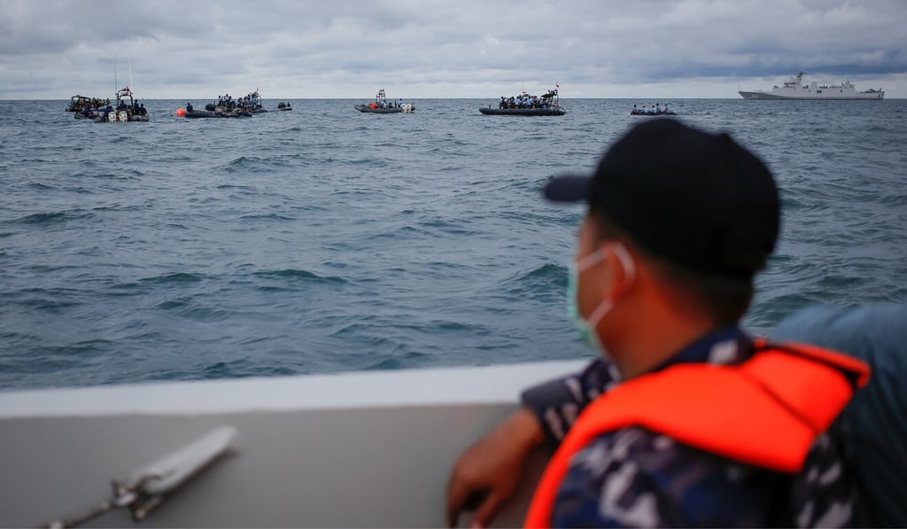 Search officers take part in the operation off the Jakarta coast on January 12, 2021. Photo: Reuters