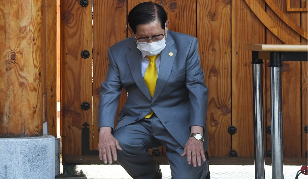 Lee Man-hee apologises to the public on March 2, 2020. Photo: AFP