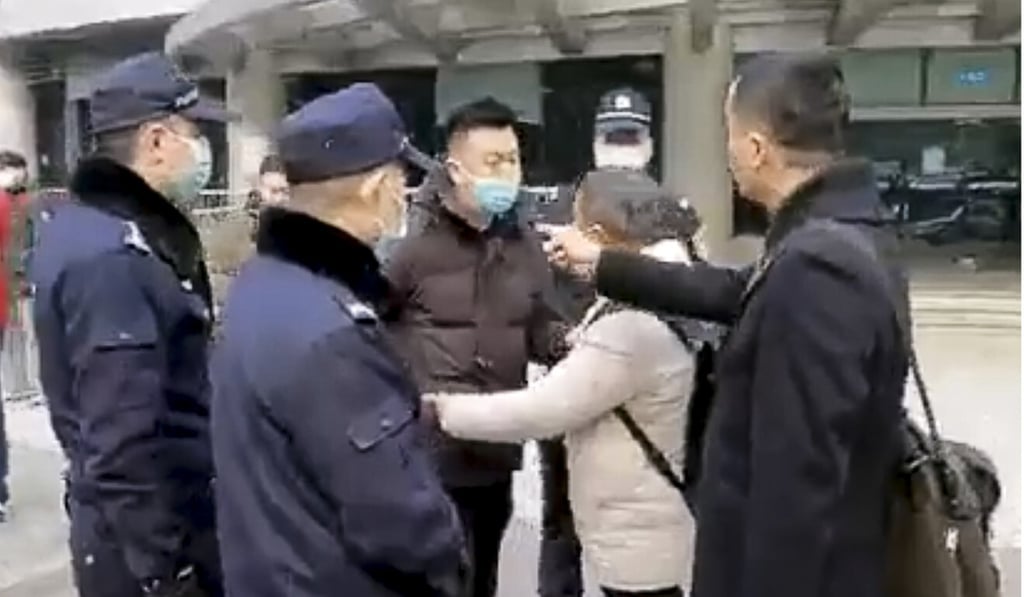 There were quarrels before the hearing. Photo: Facebook