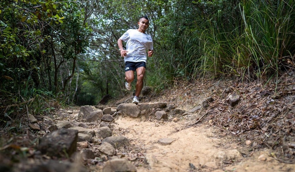 John ‘Stingray’ Ray Onifa feels dizzy towards the end of the trail but keeps pushing, with William Davies’ record in sight. Photo: Alex Reshikov