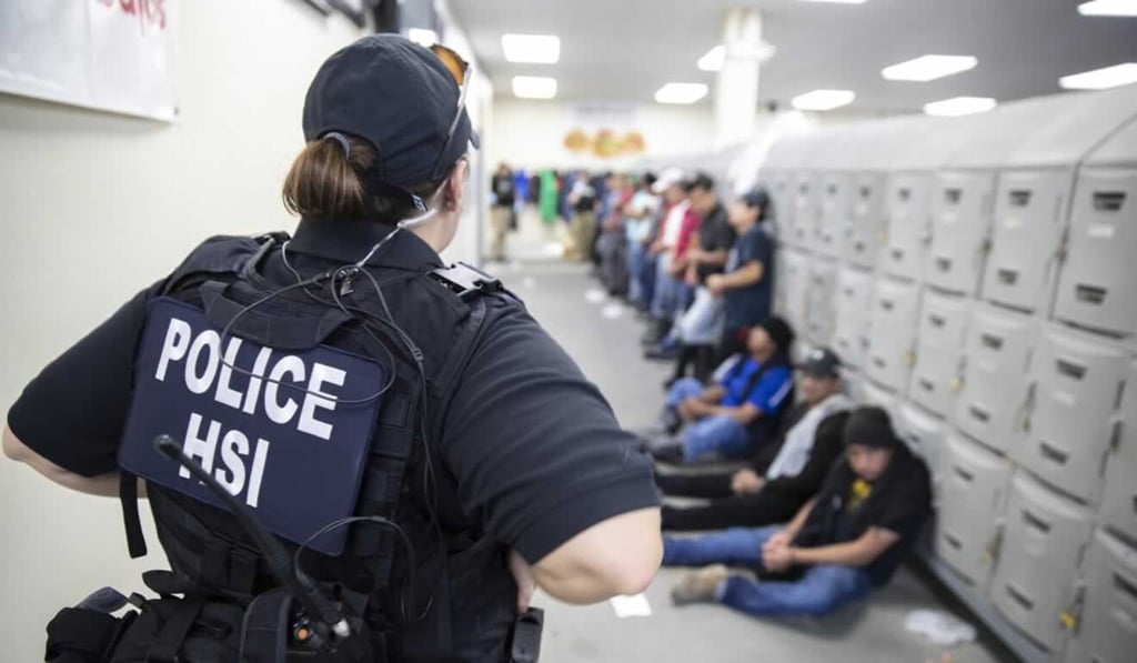 A US Homeland Security Investigations officer guards suspected undocumented migrants in this 2019 file photo. Photo: HO/US Immigration and Customs Enforcement/AFP