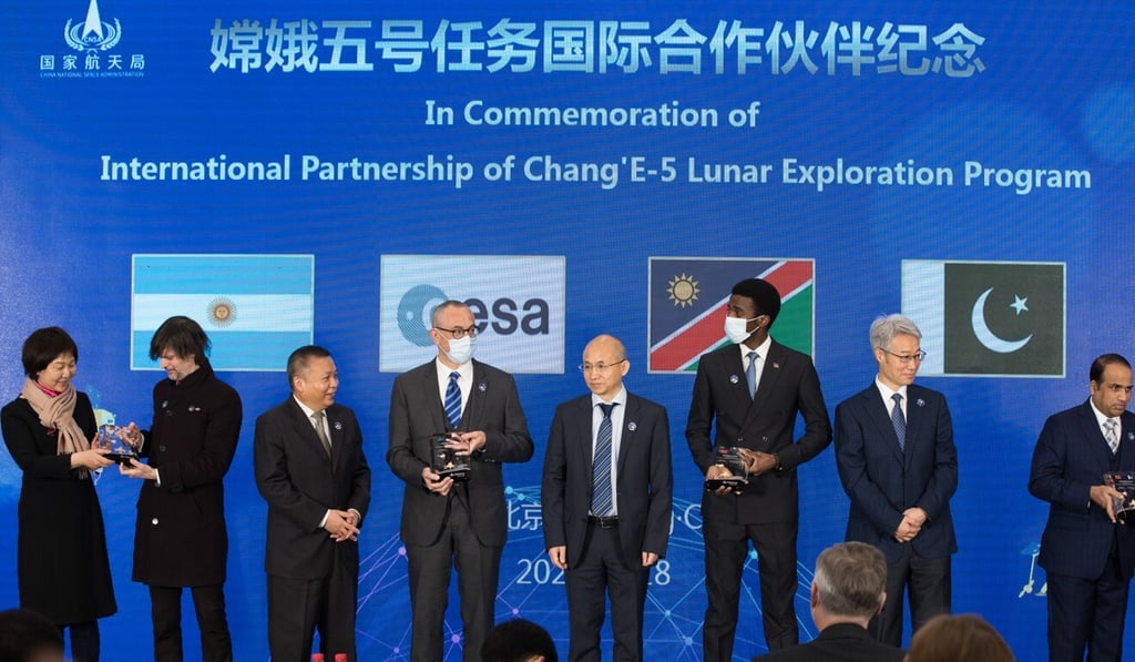 Commemorative plates are presented to representatives from the international agencies which provided support to the Chang'e 5 lunar mission. Photo: Xinhua