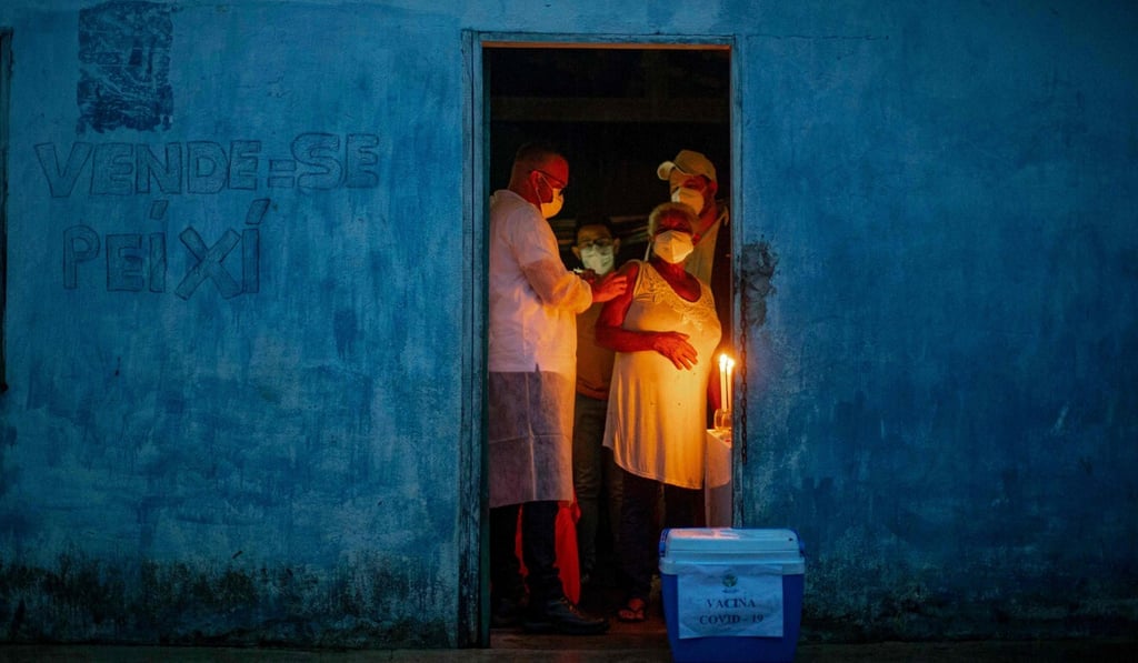 The first Brazilian health professionals were vaccinated on Monday. Photo: AFP