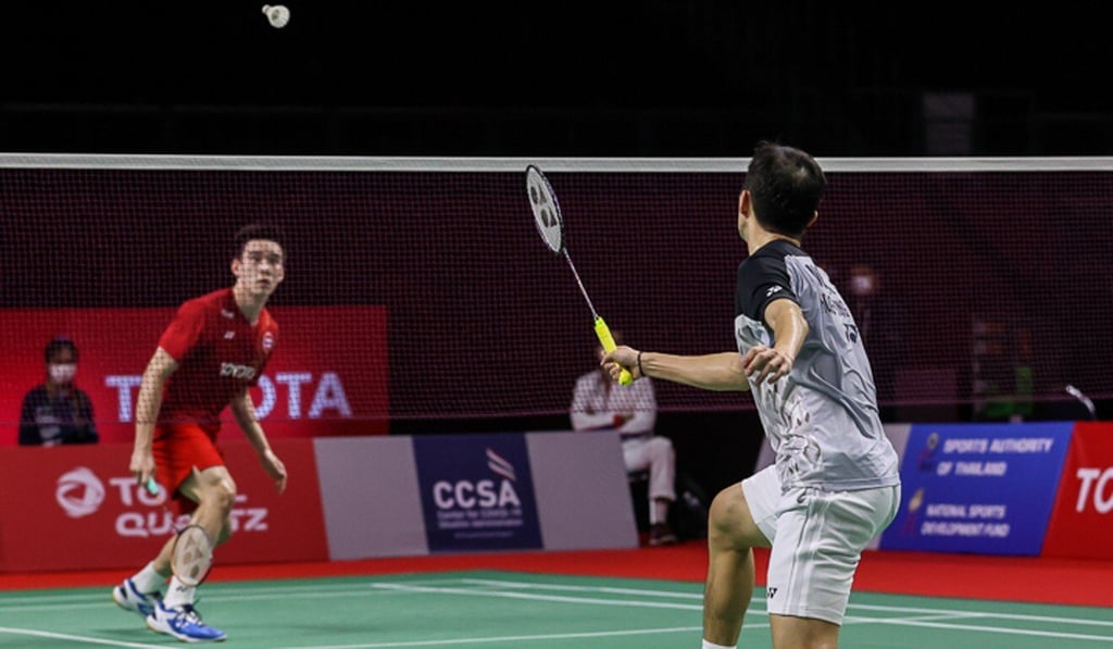 Angus Ng (right) returns the shuttle against his Thai opponent in the first round of the Toyota Thailand Open. Photo: Badmintonphoto