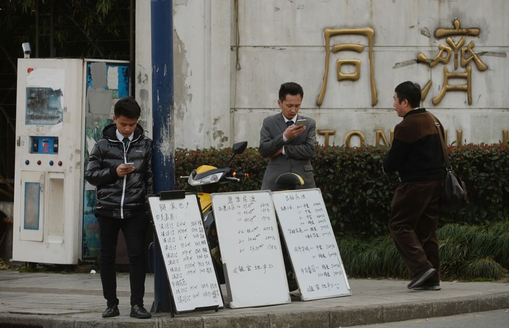 Real estate agents in Shanghai wait for customers. Photo: Lai Xinlin Real estate agents in Shanghai wait for customers. Photo: Lai Xinlin