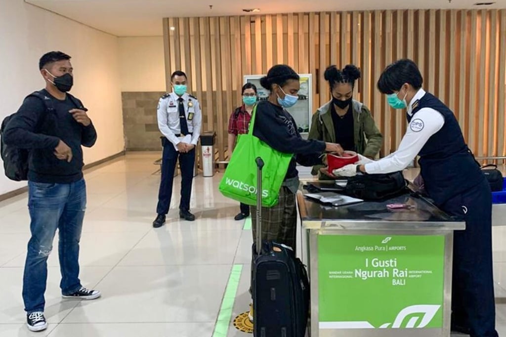 Kristen Gray, centre, and her partner preparing to leave Bali airport. Photo: AFP Kristen Gray, centre, and her partner preparing to leave Bali airport. Photo: AFP