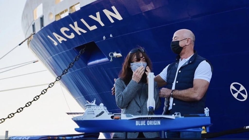 Jeff Bezos and his mother Jacklyn. Photo: @websterNwebster/Twitter