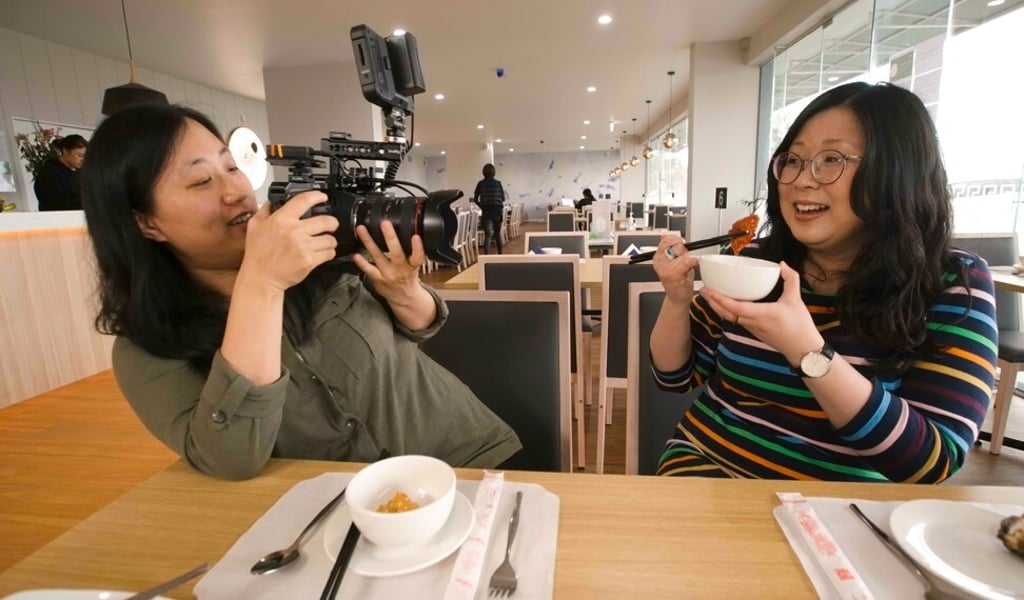 Chopsticks or Fork? co-writers Lin Jie Kong (left) and Jennifer Wong at Chinese restaurant Raymond’s in Malua Bay, New South Wales, Australia. Photo: Lin Jie Kong / ABC Chopsticks or Fork? co-writers Lin Jie Kong (left) and Jennifer Wong at Chinese restaurant Raymond’s in Malua Bay, New South Wales, Australia. Photo: Lin Jie Kong / ABC