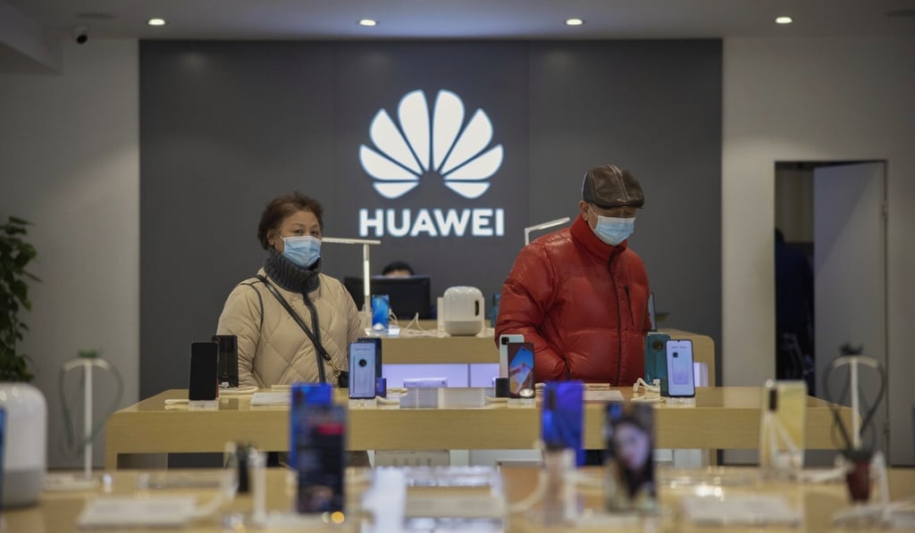 Customers visit a store of Huawei Technologies Co in Shanghai on January 10, 2021. Photo: EPA-EFE